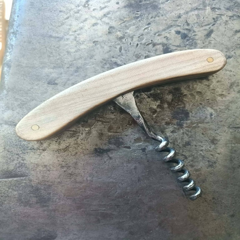 Tire-bouchon forgé artisanal en acier forgé et manche érable épuré
