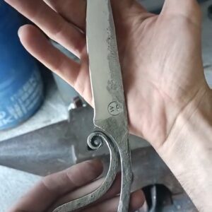 Couteau médiéval de type crevette forgé d’une seule pièce d’acier avec manche à volute, réalisé à l’atelier Meignoz Forges & Lames à Romans-sur-Isère (Drôme)