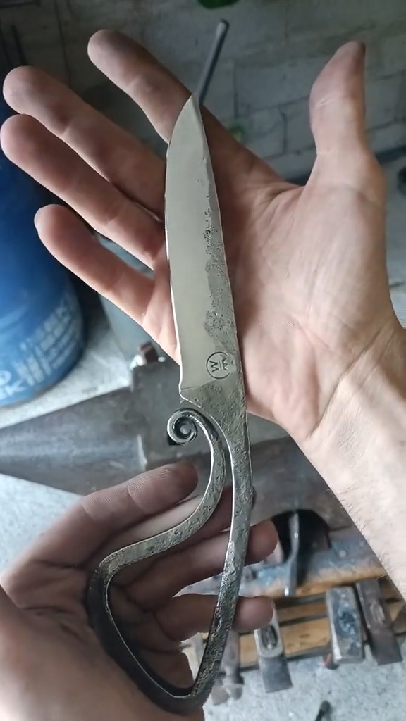 Couteau médiéval de type crevette forgé d’une seule pièce d’acier avec manche à volute, réalisé à l’atelier Meignoz Forges & Lames à Romans-sur-Isère (Drôme)