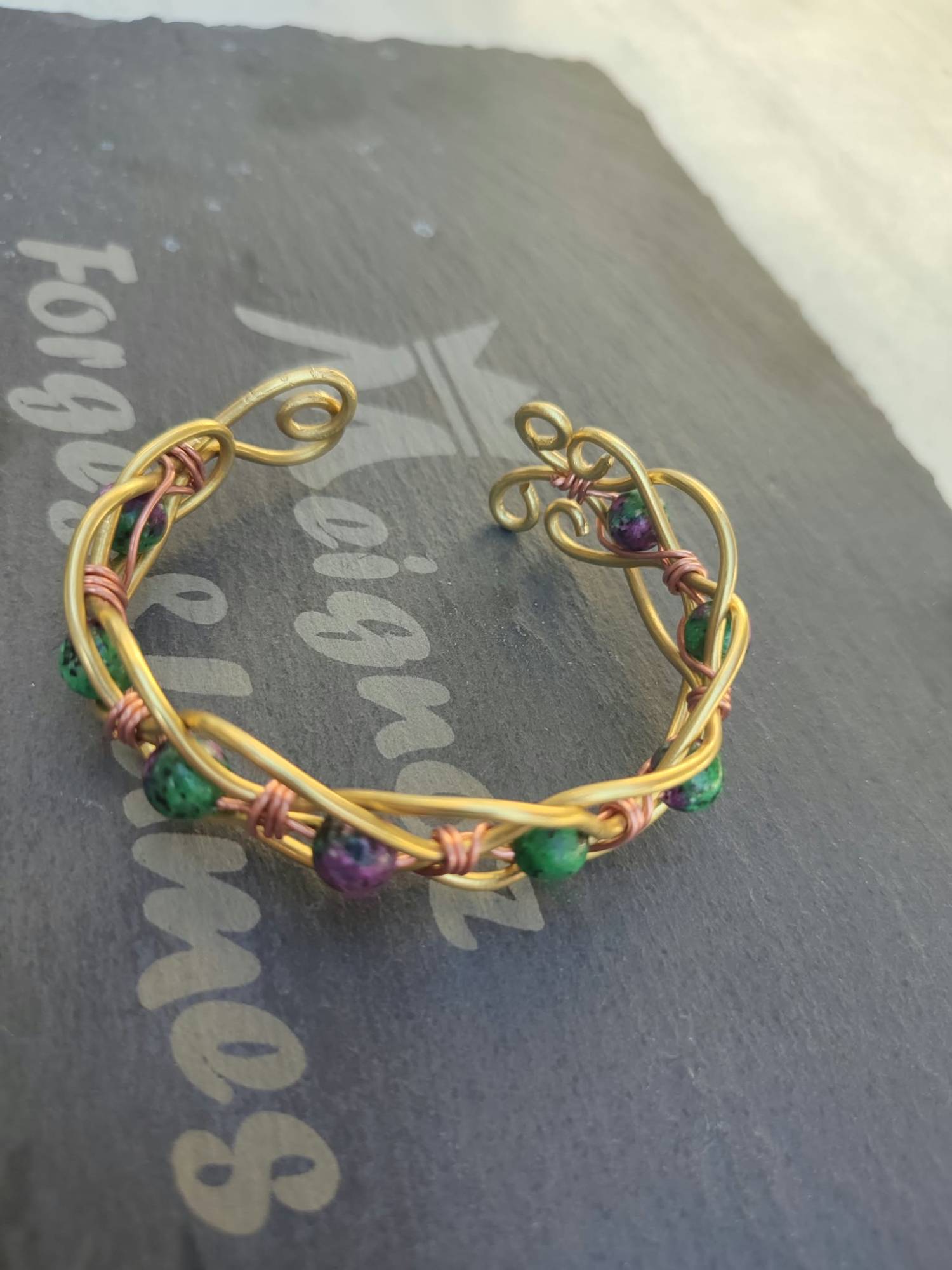 Bracelet l'Elfique aluminium doré et perles de zoïsite – Meignoz Forges & Lames