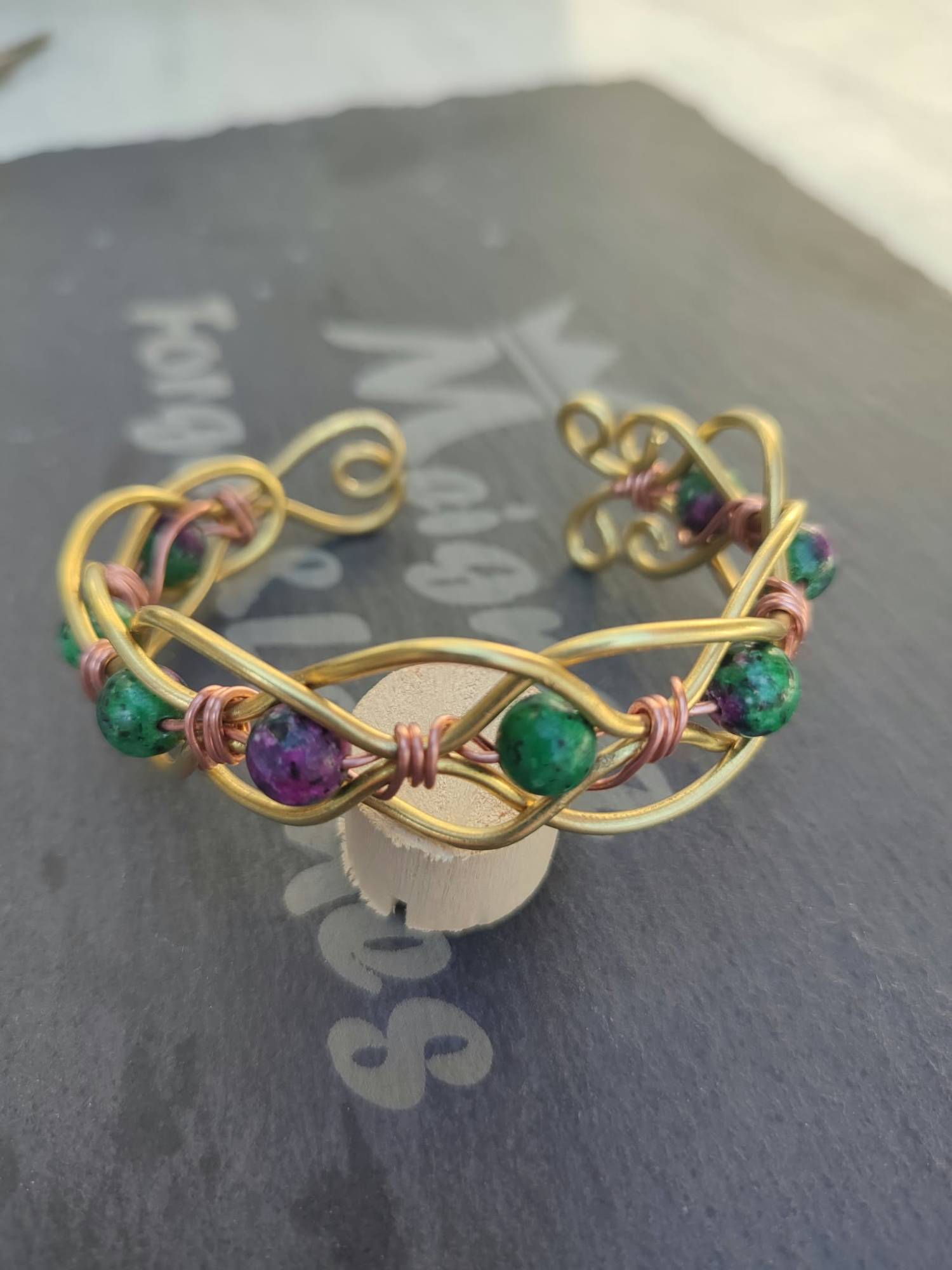 Bracelet l'Elfique aluminium doré et perles de zoïsite – Meignoz Forges & Lames