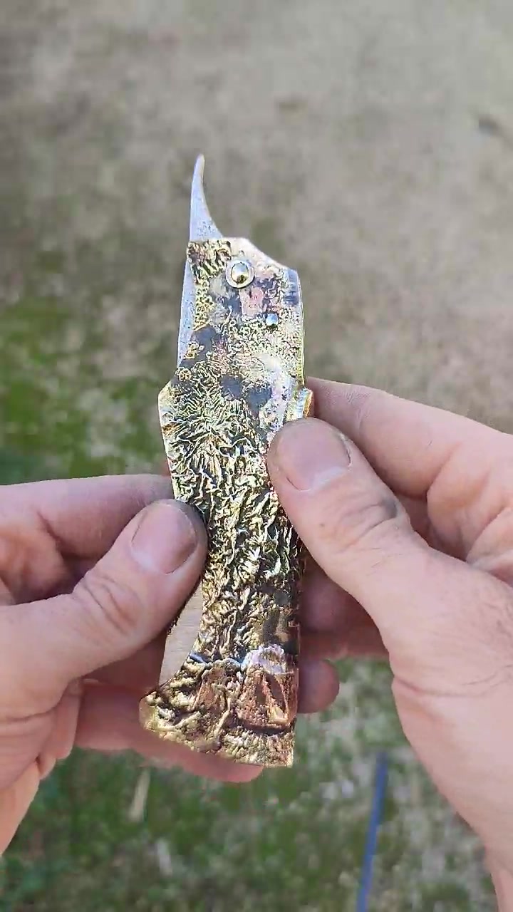 Couteau pliant Le Phénix, manche full métal laiton et cuivre, lame XC75 forgée – Meignoz Forges & Lames