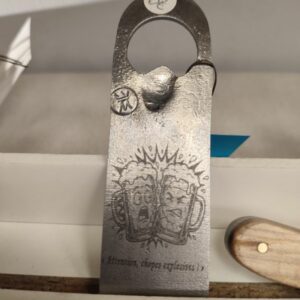 Décapsuleur forgé gravé « Attention, chopes explosives ! » – Meignoz Forges & Lames
